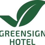 Grünes GreenSign Hotel Logo mit stilisiertem Blatt und Häkchen, Symbol für Umwelt-Nachhaltigkeitszertifizierung.