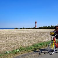 ostsee-radlerin-in-landschaft