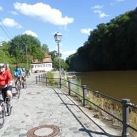 Radweg entlang des Flusses bei Bamberg
