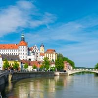 Ausblick auf die Donau mit Blick auf das Schloss Neuburg