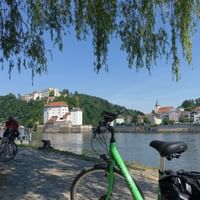 Rad mit Blick auf den Fluss