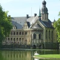 Seeblick auf Schloss Darfeld mit wüderschönen Bäumen