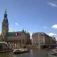Hamburger Rathaus mit Flussblick
