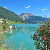 Wunderschöner Ausblick am Ufer des Reschensee