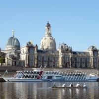 Stadtansicht Dresden vom Flussufer
