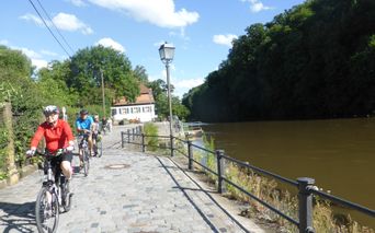 Radweg entlang des Flusses bei Bamberg