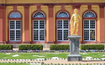 Schloßgarten Weilburg mit goldener Statue
