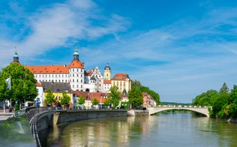 Ausblick auf die Donau mit Blick auf das Schloss Neuburg
