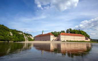 Uferblick auf Kloster Weltenburg