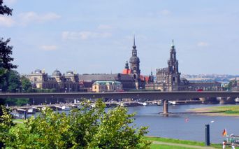 Blick von Flussufer auf Dresden