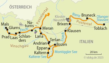 Radwegkarte von Südtirol mit oranger Route von Bruneck über Brixen nach Meran, vorbei an Orten wie Klausen, Bozen und Lana.