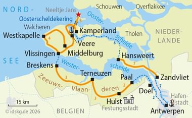 Radwegekarte von Zeeland mit orangen und blauen Routen, die Städte wie Middelburg, Veere und Vlissingen mit Antwerpen in Belgien verbinden.