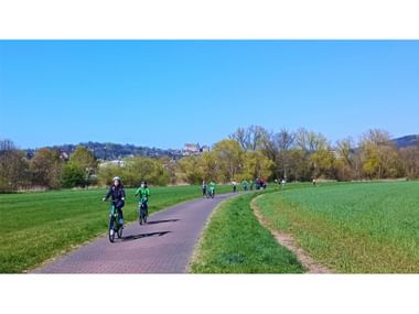 Radweg Marburg mit Blick aufs Schloss
