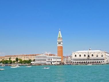 Panoramablick auf den Markusplatz in Venedig mit dem ikonischen Campanile und Dogenpalast entlang der türkisfarbenen Lagune.