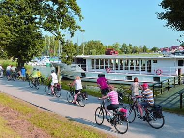 Radstrecke an den Schiffen entlang