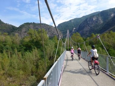 radler-auf-einer-bruecke