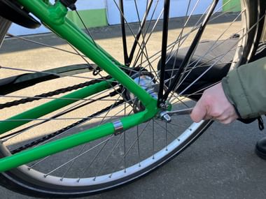 Kontrolle der Schrauben und Muttern am Fahrrad - sind alle noch fest?