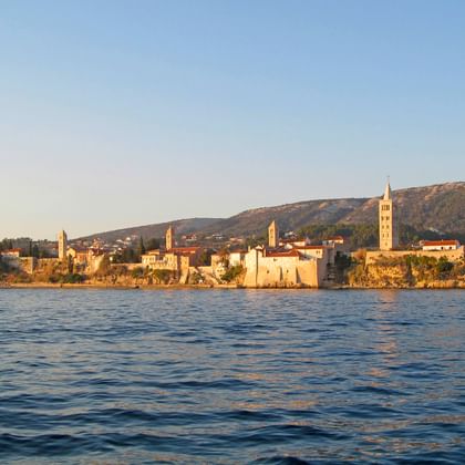Blick vom Meer auf Rab