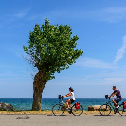baltic-sea-coast-cyclists-pier