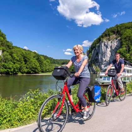 Cycle path along the Danube at the Danube breakthrough