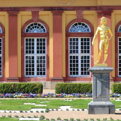 Schloßgarten Weilburg mit goldener Statue