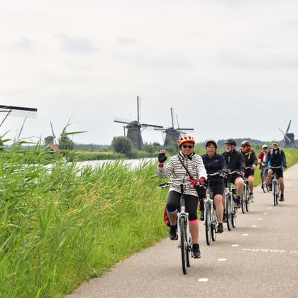 Kinderdijk bike path with view of the windmills