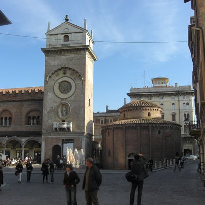 Uhrturm in Mantua und Piazza dell Erbe