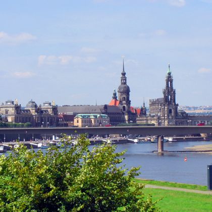 Blick von Flussufer auf Dresden
