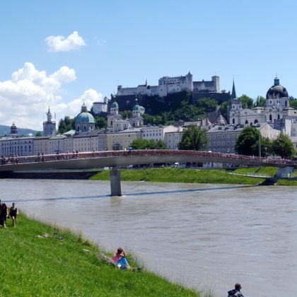 Blick vom Flussufer auf Salzburg