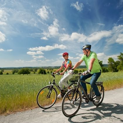 Radfahrer auf dem Lahnradweg bei Heuchelheim